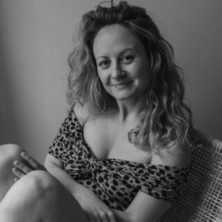 Je me suis longtemps identifiée à la petite fille sage, celle qui ne fait pas de vagues et qui obéit bien sagement, même quand son cœur lui hurle de ne pas le faire.

Ne pas faire trop de bruit, ne pas dire la vérité “parce que tu sais, ça ne se fait pas…” 
Se faire petite, tamiser sa lumière de peur d’éblouir les autres.

Renoncer à ses rêves par peur qu’ils prennent trop de place…jusqu’à ne plus pouvoir les ignorer.

C’est mon histoire, presque depuis toujours. 

Alors quand je suis devenue entrepreneure, j’ai eu à défricher beaucoup de croyances et de comportements limitants, et comment dire, je pense que c’est jamais fini, comme un jeu vidéo avec un nombre infini de niveaux.

Quand j’ai découvert les cryptomonnaies pour la première fois en 2018, ça m’a fait très peur, j’étais aussi au tout début de mon aventure entrepreneuriale, et j’avais d’autres chats à fouetter #quitterleducationnationale

 Ce n’est qu’en 2021 que j’ai commencé à comprendre le potentiel de la blockchain et des cryptomonnaies, jusqu’à me former et devenir consultante blockchain avec @alyralecoleblockchain en 2022. 

Plus récemment, dans un contexte de tension économique, participer à des groupes d’échanges sur le sujet et diversifier mes investissements m’a permis d’apaiser mon système nerveux et d’aborder mon quotidien plus sereinement. 

C’est alors que j’ai eu l’élan de partager ce que j’ai appris et expérimenté et d’utiliser l’hypnose pour lever les blocages qui nous limitent encore sur le chemin de la souveraineté financière.

A ce sujet, j’organise une masterclass gratuite, le mercredi 7 Juin à 13h30. 

Elle est accessible via le lien en bio, il y aura un replay pour les personnes inscrites.

J’ai hâte de vous y rencontrer 🦚

📸 @ninondebuyl_photographie