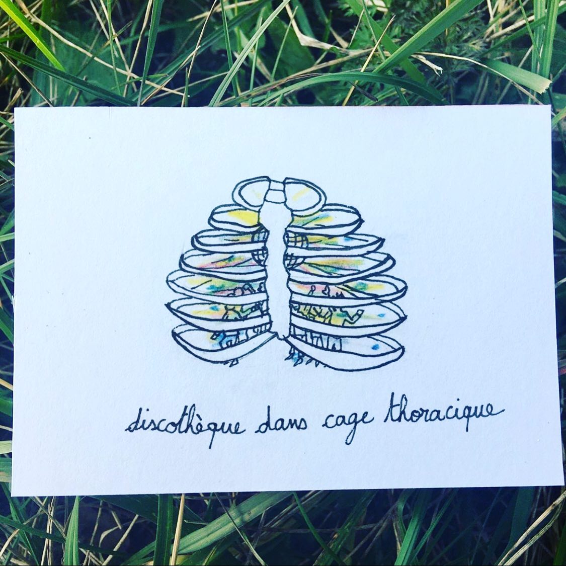 Coeur Pirouette 🤍

Lorsque j’ai visité l’appartement dans lequel je vis aujourd’hui j’ai senti mon cœur faire une pirouette dans ma poitrine, se retourner de bonheur comme pour me dire : 

“Ici, tu seras bien.”

Cette sagesse du cœur est devenue mon guide ces derniers mois, ce centre auquel je reviens ou qui se rappelle à moi dans les moments qui comptent, tel un navigateur qui jette un œil à son compas. 

Loin des « tu dois », « il faut » dictés par le mental, doucement mais sûrement j’apprends à me laisser guider par mon cœur, mon cœur pirouette 🤍

source de l’image inconnue :)

#authenticity #intelligenceducoeur #boumboumboum